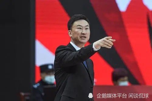 假的怎么了？叶辰理直气壮的问他：假的就不能拿出来卖给你了吗？我……伯纳德·艾尔诺这次是真崩溃了，脱口道：你就干脆直说吧，需要强迫我额外多出多少钱你们才能满意？叶辰一脸不悦的说道：你说这话我就不爱听了，我们打开门做生意，讲究的就是你情我愿，我想你自己得愿意配合，我才会给你配，你要是不愿意，我更不会强迫你，这和你店里的规则是一样的啊。